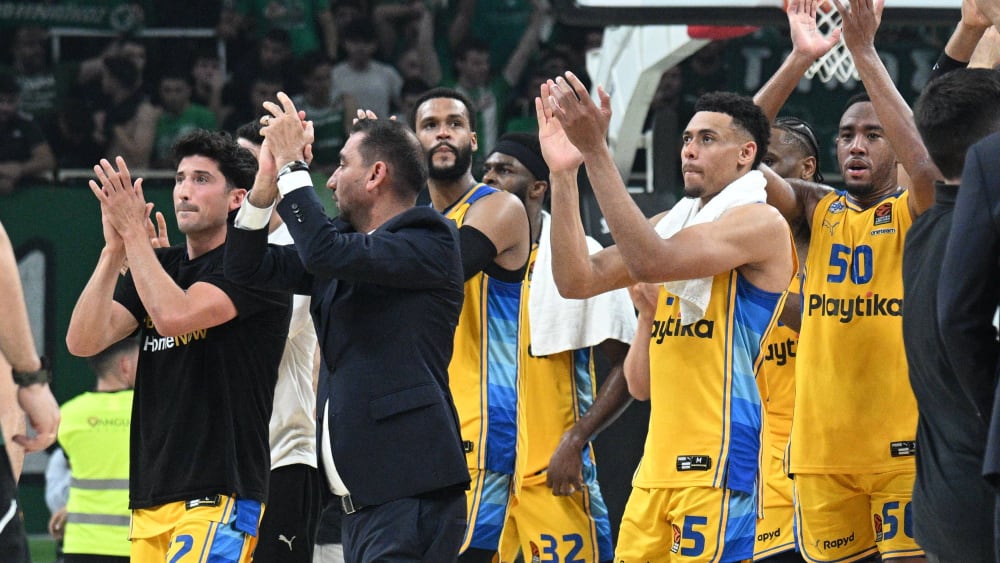 Maccabi Tel Aviv jubelt über den Sieg - dieser sei auf Schiedsrichterfehler zurückzuführen, meint Panathinaikos.