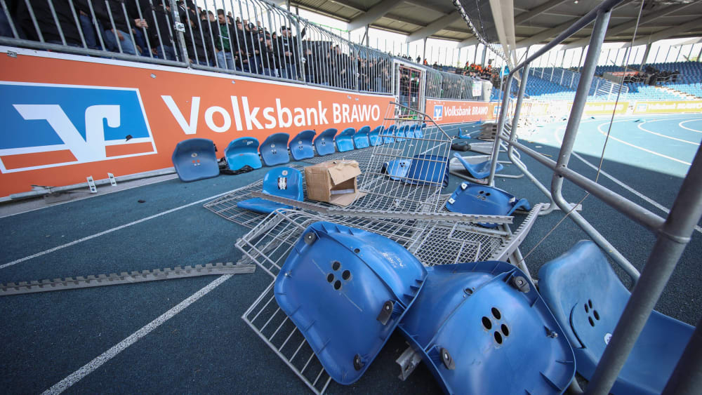 Spuren der Verwüstung: Herausgerissene Sitzreihen im Innenraum vor dem Gästeblock im Eintracht-Stadion.