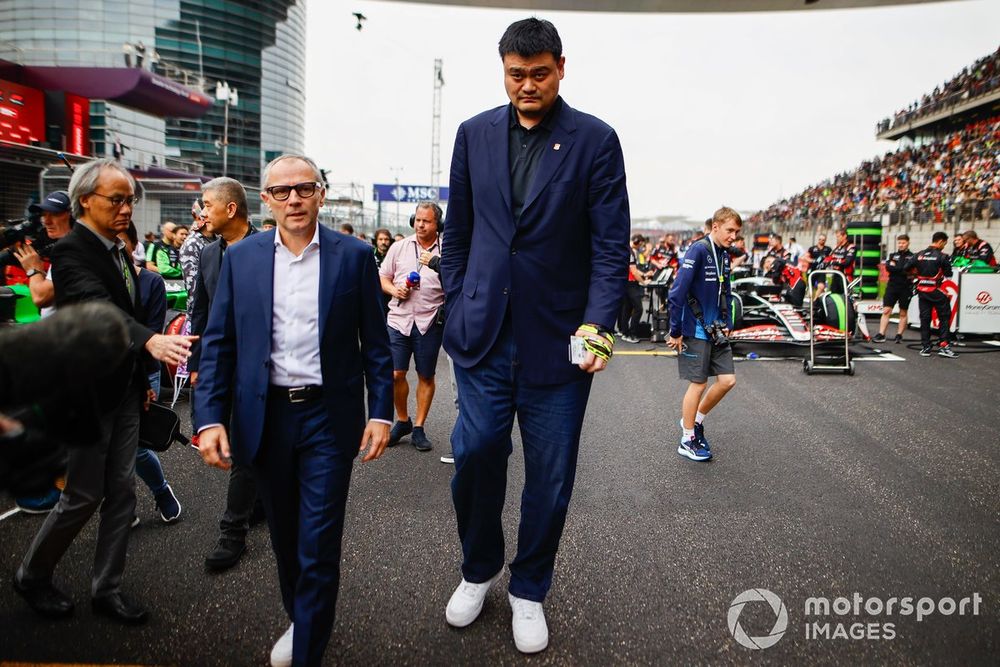Stefano Domenicali, CEO, Formula One Group, and Yao Ming on the grid