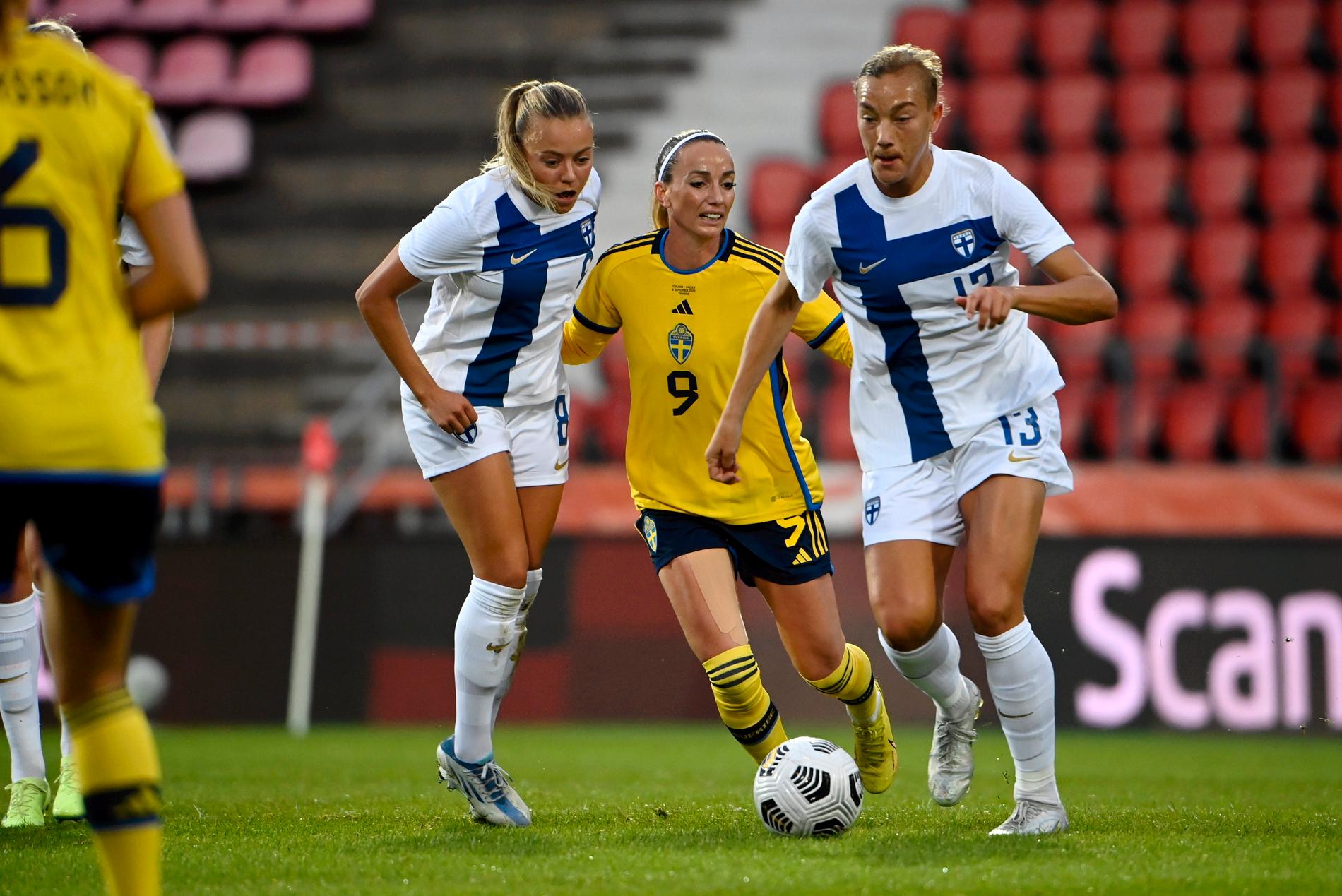 Jenny Danielsson i en duell med Kosovare Asllani i landslaget 2022.