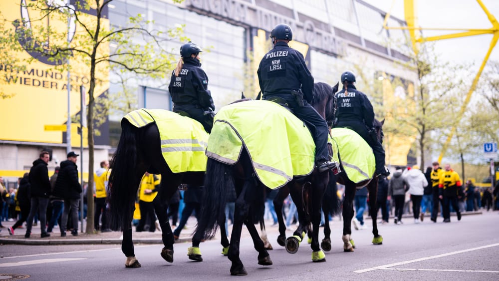 Bei Bundesliga-Spielen sind zahlreiche Polizeikräfte im Einsatz - hier vor dem Dortmunder Stadion.