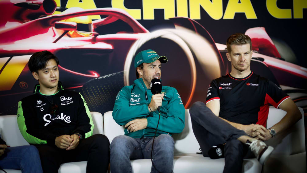Guanyu Zhou, Fernando Alonso und Nico Hülkenberg (v.l.) bei der Pressekonferenz.