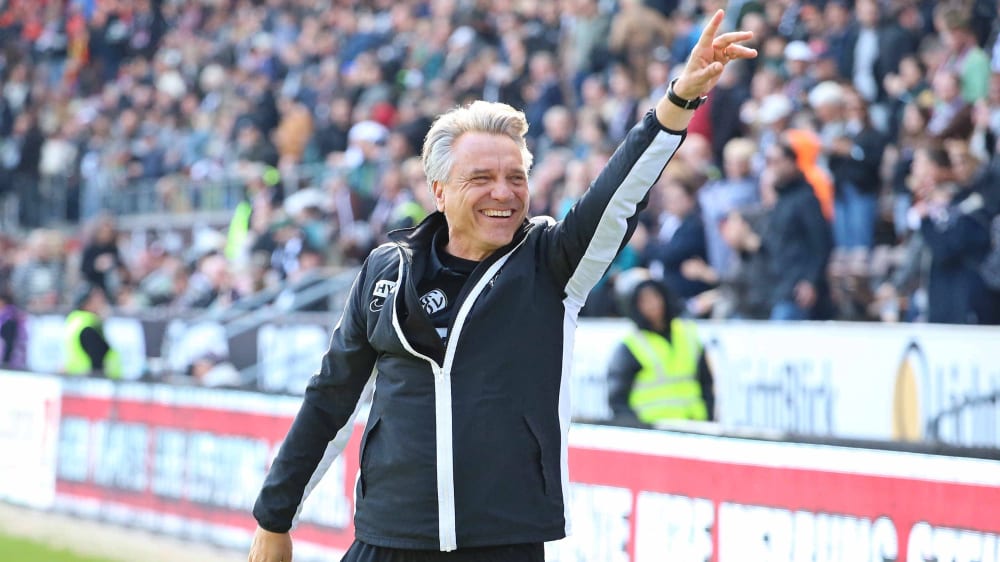 Jubel am Millerntor: SVE-Trainer Horst Steffen feierte mit seinem Team einen wichtigen Auswärtssieg.