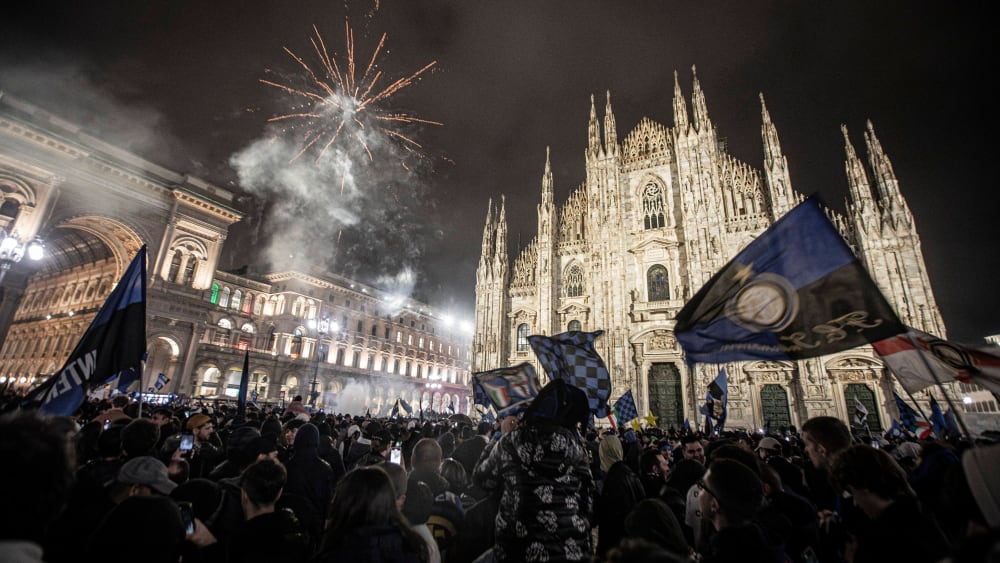 Auf dem Höhepunkt: Fans von Inter Mailand feiern im Stadtzentrum den 20. Scudetto der Vereinsgeschichte.
