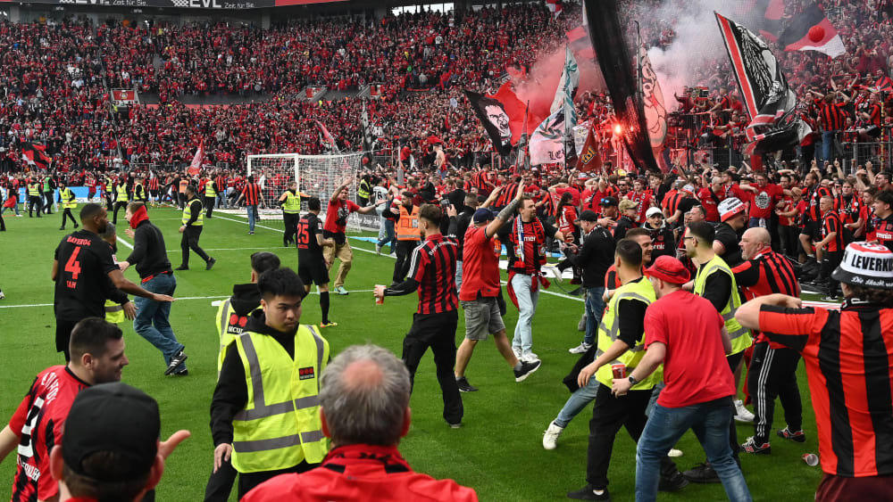 Die Party kann beginnen: Leverkusen-Fans stürmen den Rasen nach dem 5:0-Sieg gegen Werder Bremen.