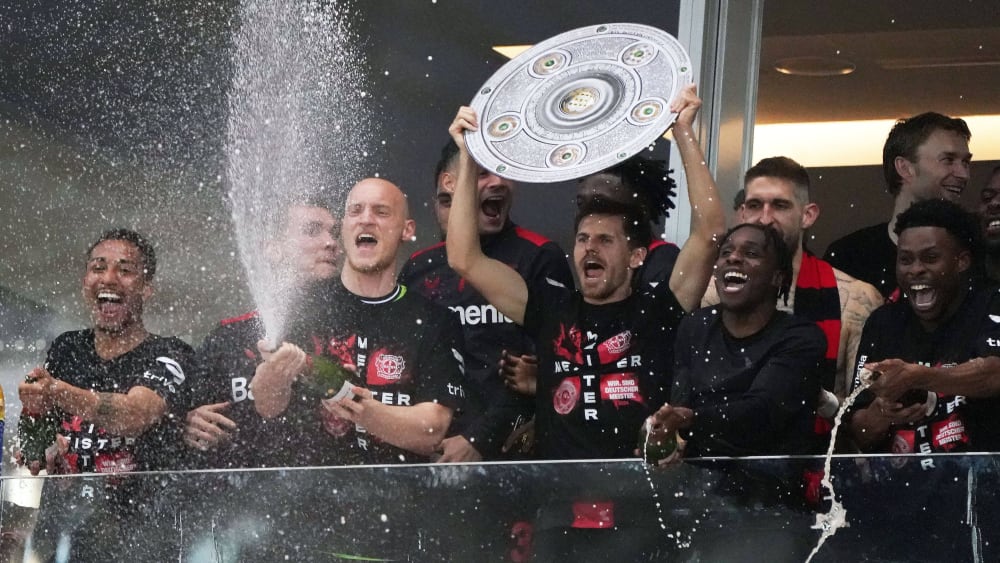 Vorerst noch eine Attrappe: Leverkusen feierte den erstmaligen Gewinn der Meisterschale.