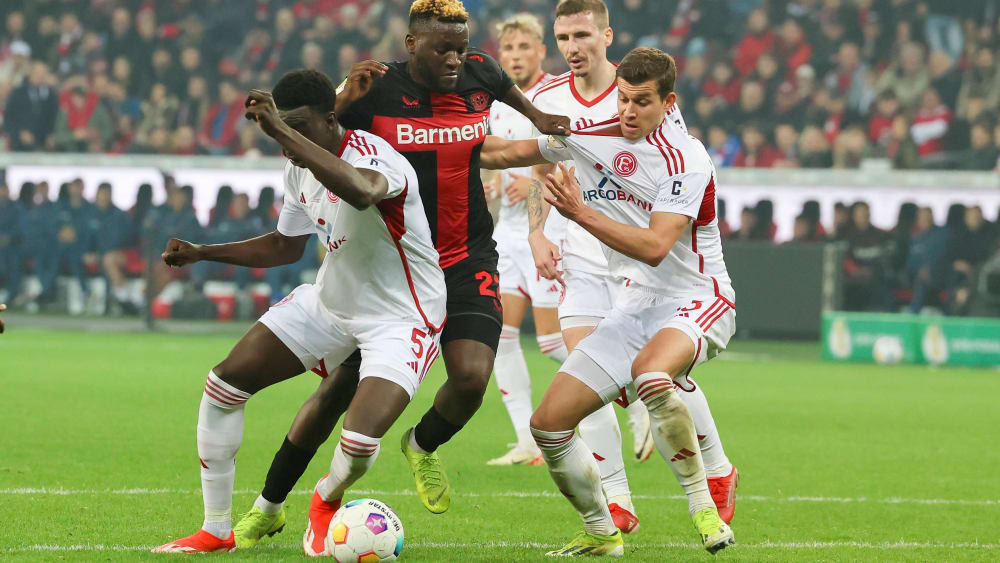 Seine Wucht hat Bayer Leverkusen vermisst: Victor Boniface (Mi.) setzt sich gegen drei Düsseldorfer durch.