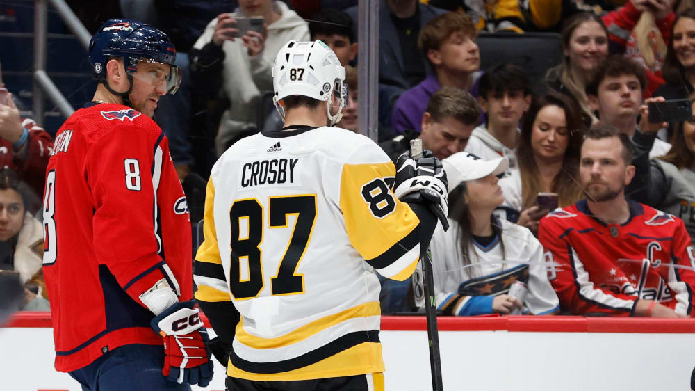 NHL-Prominenz im Duell: Alex Ovechkin (li.) unterlag mit den Capitals Sidney Crosby und den Penguins.