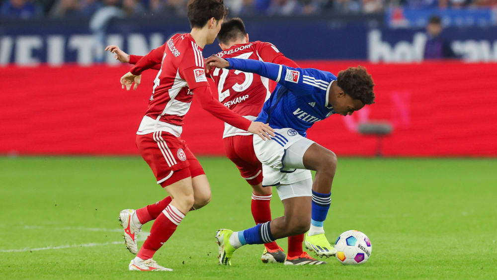 Im Mittelpunkt einer strittigen Szene vom Samstag: Schalkes Assan Ouedraogo (blaues Trikot).