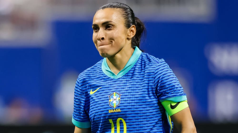 Noch in diesem Jahr ist Schluss: Marta streift das brasilianische Nationaltrikot ab.