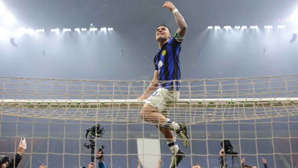 Feierte ausgelassen mit den Fans den vorzeitigen Titelgewinn der Serie A: Inter-Kapitän Lautaro Martinez