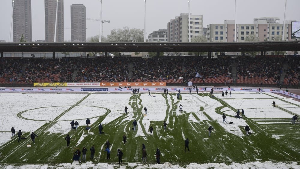 Fans schieben Schnee weg und verhindern Spielabbruch in Zürich
