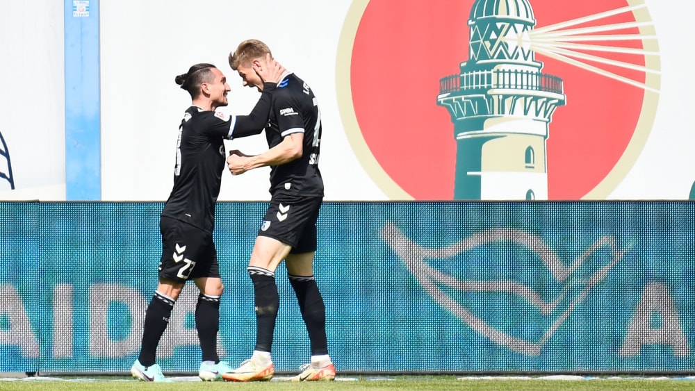 Magdeburgs Baris Atik (li.) und Luca Schuler jubeln über den Treffer zum 1:0.