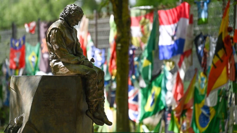 Eine Statue erinnert in Imola an Ayrton Sennas Tod von 1994.