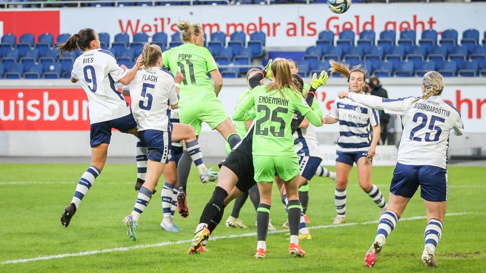 Unnachahmlich: Alexandra Popp (VfL Wolfsburg) köpft den 1:1-Ausgleich.