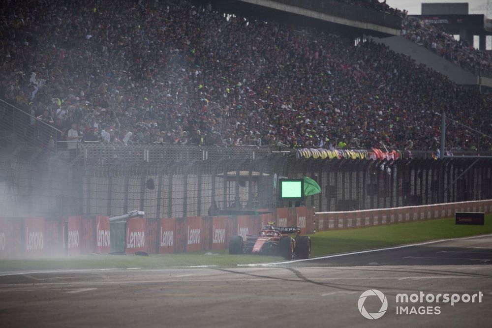 Carlos Sainz, Ferrari SF-24, crashes during Q2, causing a red flag