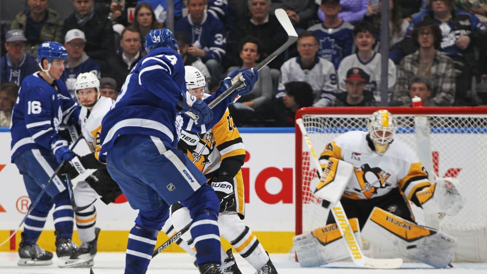 Nicht aufzuhalten: Auston Matthews von den Maple Leafs erzielt gegen die Penguins sein 65. Saisontor.