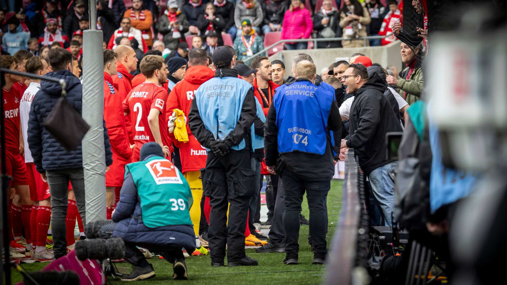 Fans des 1. FC Köln sagen den Profis im Innenraum des Rhein-Energie-Stadions ihre Meinung.