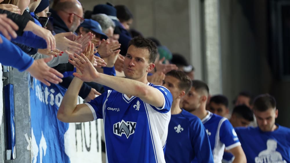 Eine aufbauende Geste: Nach dem Abpfiff zeigten Fans und Spieler in Darmstadt Geschlossenheit.