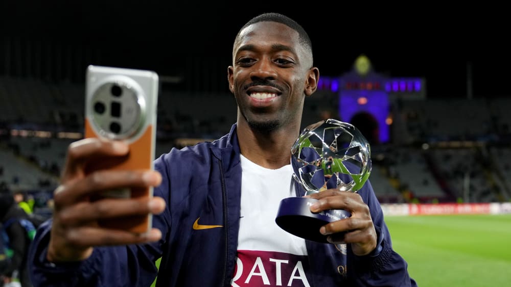 Ousmane Dembelé freute sich über den Spieler-des-Spiels-Awards der UEFA.