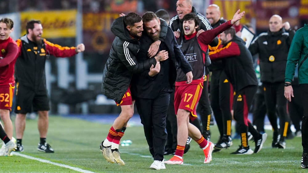 Strahlende Gesichter: Daniele de Rossi (in Schwarz) feiert mit seinen Spielern den Einzug ins Europa-League-Halbfinale.