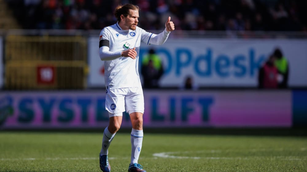 Daumen hoch: Sebastian Jung bleibt dem Karlsruher SC auch in der nächsten Saison erhalten.