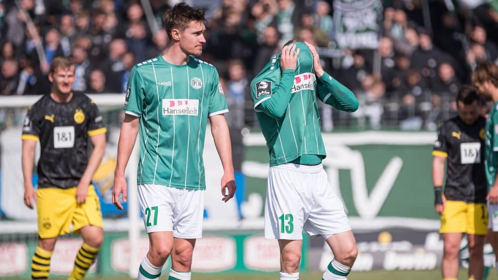 Sichtlich gefrustet: Der VfB Lübeck steht kurz vor dem Abstieg in die Regionalliga.