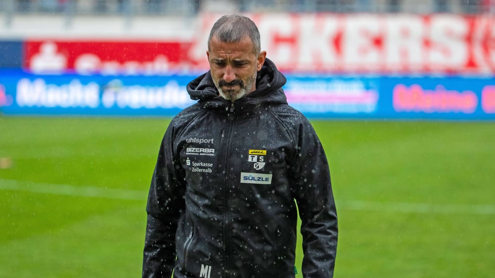 Ein Trainer im Regen: Nach dem 0:5 in Offenbach gibt es für Balingen und Coach Murat Isik keine Hoffnung mehr.