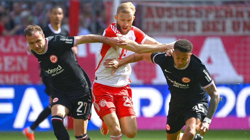 Konrad Laimer war von Mario Götze (li.) und Tuta nicht aufzuhalten und bereitete das 1:0 der Bayern stark vor.