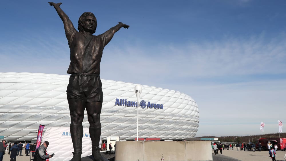 Die Statue von Gerd Müller vor der Allianz-Arena