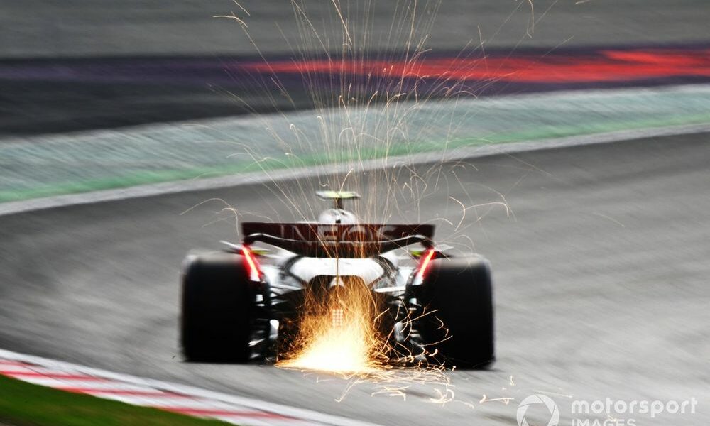 Hamilton blames wind for Q1 error as Mercedes “experiment”