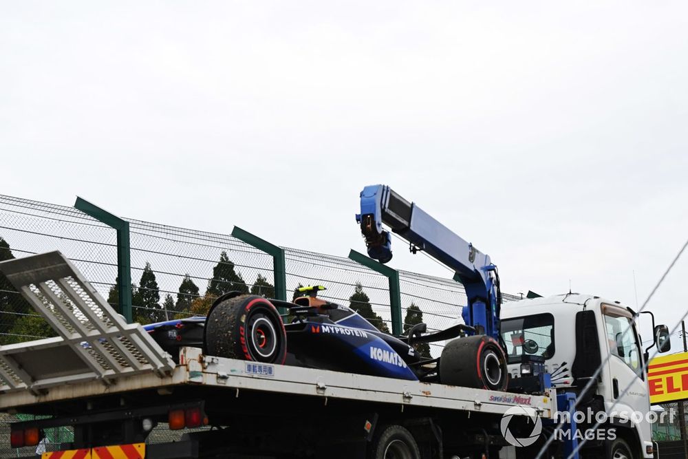 The damaged car of Logan Sargeant, Williams FW46, is taken away on a truck by marshals after a crash in FP1