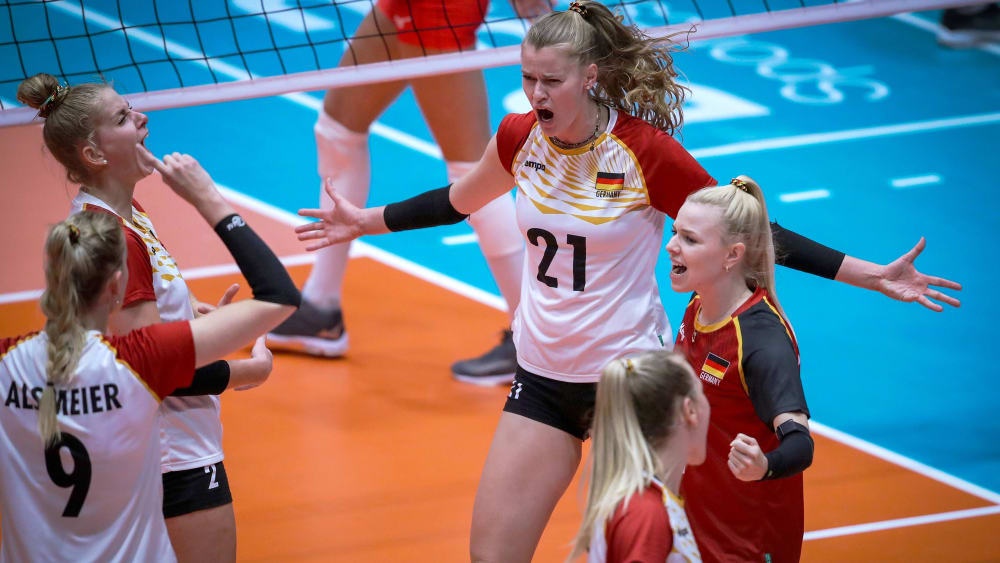 Wollen auch in der Nationenliga jubeln und nach Olympia: Die deutschen Volleyballerinnen um Mittelblockerin Camilla Weitzel (#21).