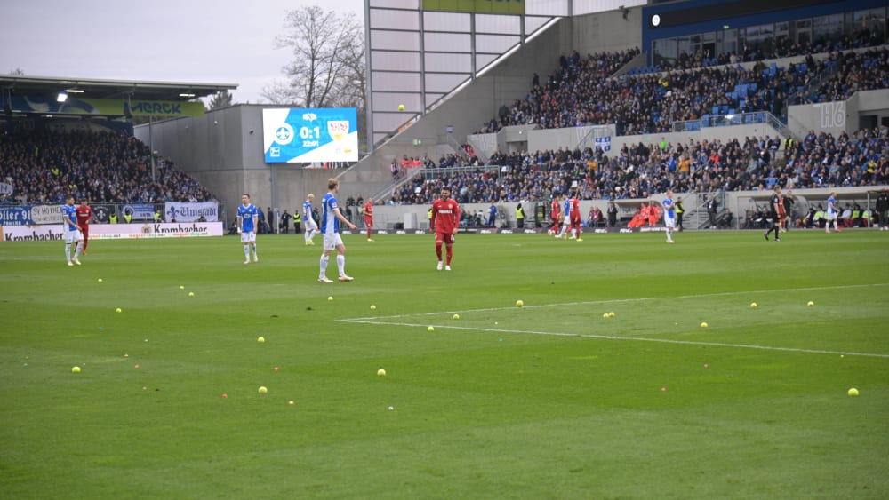 Im Spiel gegen Stuttgart sorgten die Fans aus Protest für zwei Spielunterbrechungen, dafür muss Darmstadt nun zahlen.