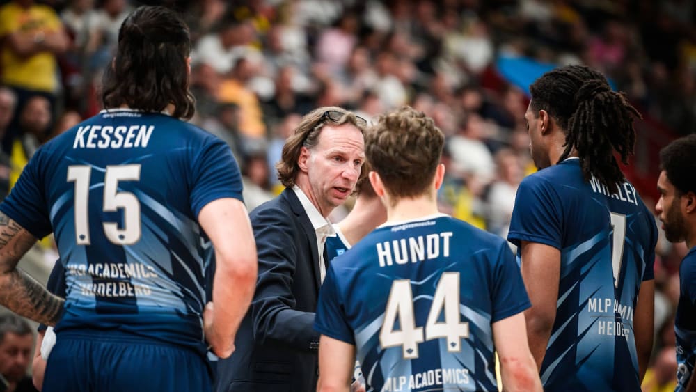 Sind das formstärkste Team im Keller: Die MLP Academics Heidelberg um Coach Ingo Freyer (Mitte).