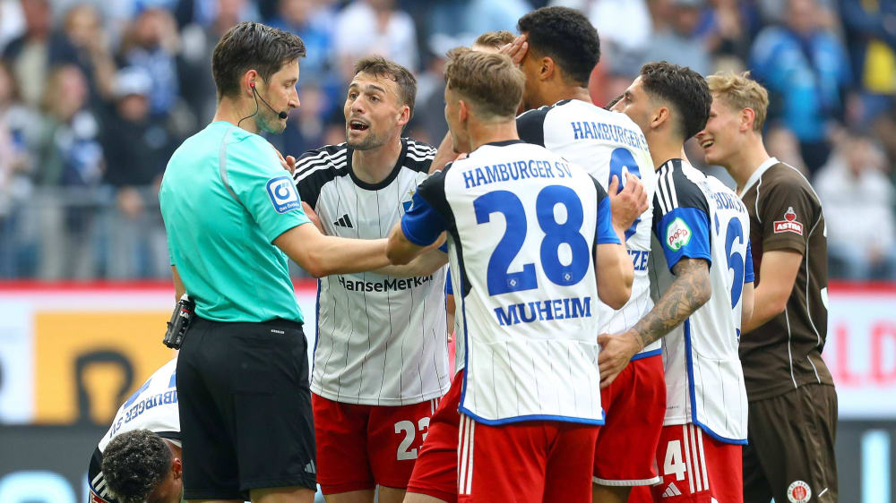Die halbe Hamburger Mannschaft beschwerte sich bei Schiedsrichter Dr. Matthias Jöllenbeck.