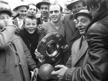 Ein Schalker mit Schale: Fans begrüßen Bernie Klodt im Jahr 1958.