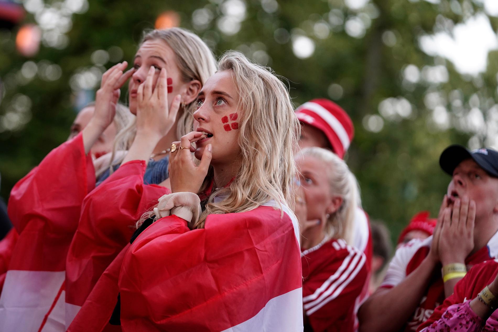 Danska fans tittar på storbildsskärm.