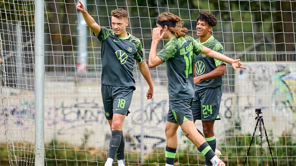 Wolfsburger Talente: Dzenan Pejcinovic (links) und Bennit Bröger (Mitte) erhalten womöglich Einsatzminuten.