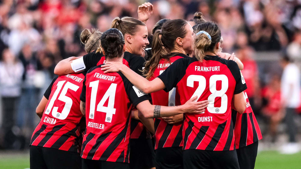 Jubel bei den Frauen von Eintracht Frankfurt nach dem Treffer zum 3:1 durch Laura Freigang (mi.).