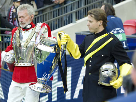 Paul Breitner und Lars Ricken (re.) tragen den Henkelpott beim CL-Finale 2013 ins Stadion.