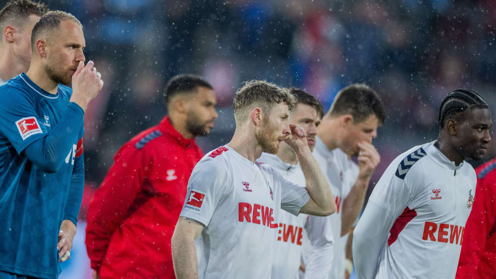 Geschlagen: Kölns Spieler um Florian Kainz (Mitte) stehen vor der Südkurve.