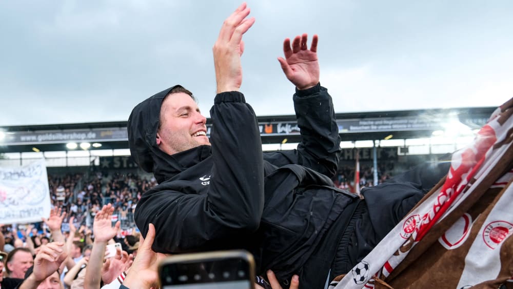 Die Fans des FC St. Pauli lassen Coach Fabian Hürzeler hochleben.