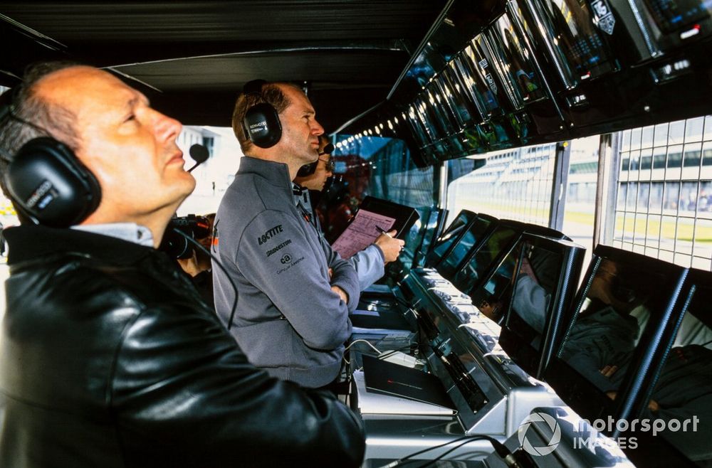 Adrian Newey and Ron Dennis on the McLaren pit wall.