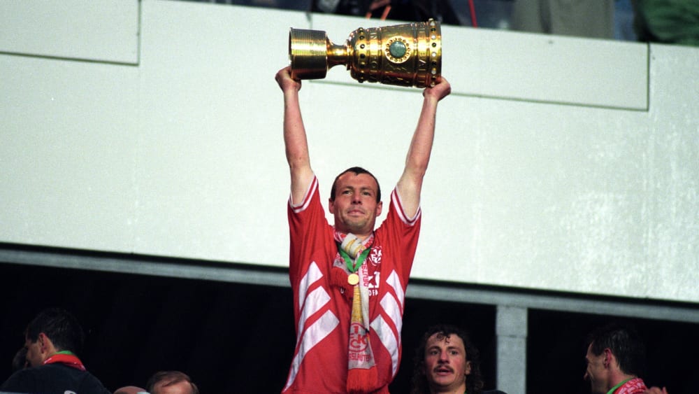 Der zweite Pokalsieg: Roos 1996 nach dem 1:0-Erfolg im Finale über den Karlsruher SC.