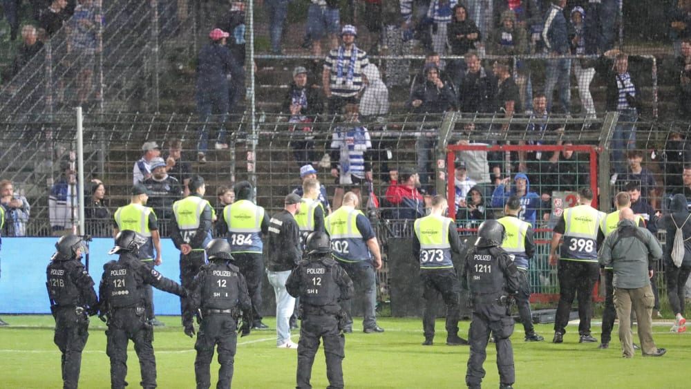 Frustrierte Fans des MSV Duisburg im Stadion in Lübeck.