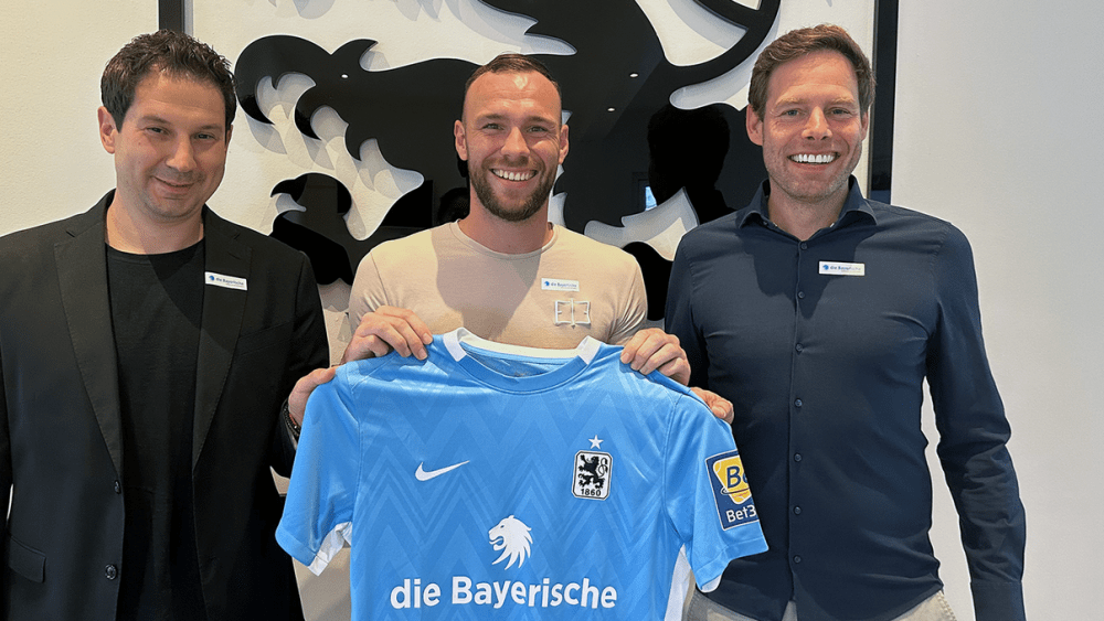 Patrick Hobsch (Mitte) präsentiert mit Trainer Argirios Giannikis (li.) und Sport-Geschäftsführer Dr. Christian Werner sein neues Trikot.