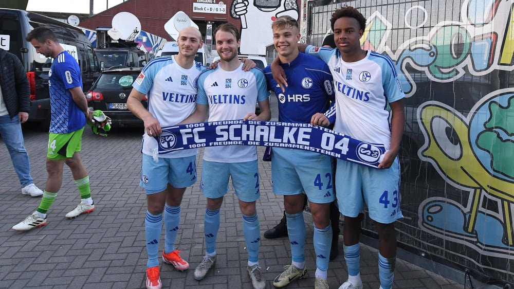 Froh über den Schalker Klassenerhalt: Henning Matriciani, Thomas Ouwejan, Keke Topp und Assan Ouedraogo (v. li.).