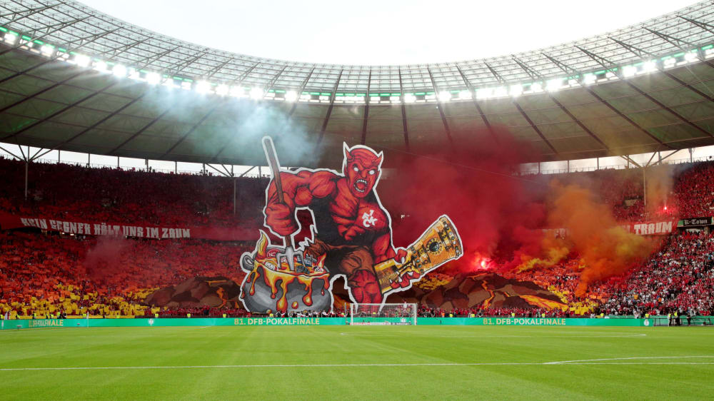 Der Teufel im Olympiastadion: die Choreographie der FCK-Fans beim Pokalfinale.