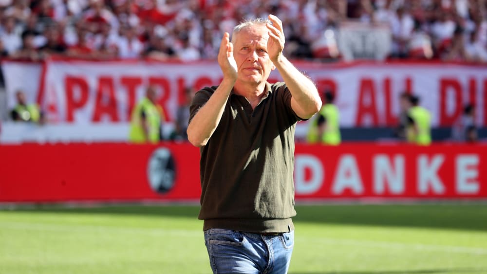 Applaus für die Fans: Freiburgs Trainer Christian Streich bei seinem Heim-Abschied.